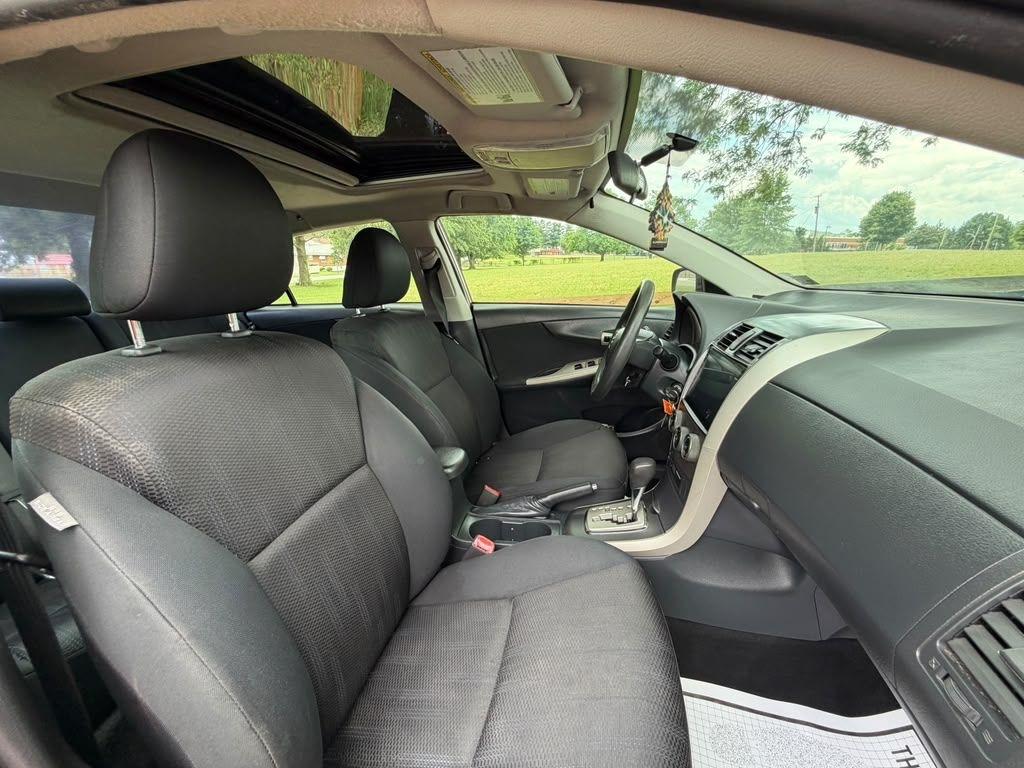 Toyota Corolla Base 5-Speed MT 2011