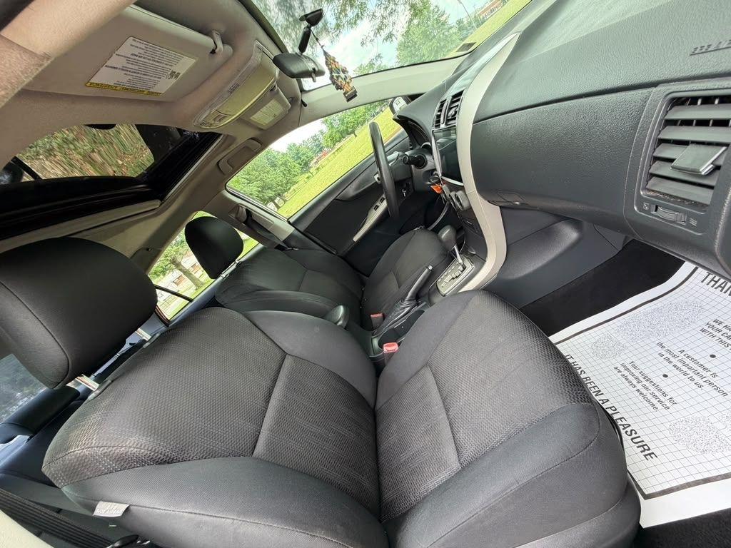 Toyota Corolla Base 5-Speed MT 2011