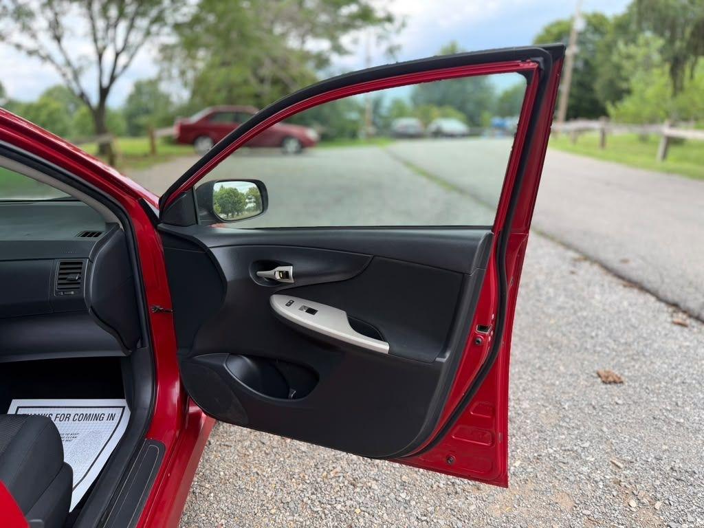 Toyota Corolla Base 5-Speed MT 2011
