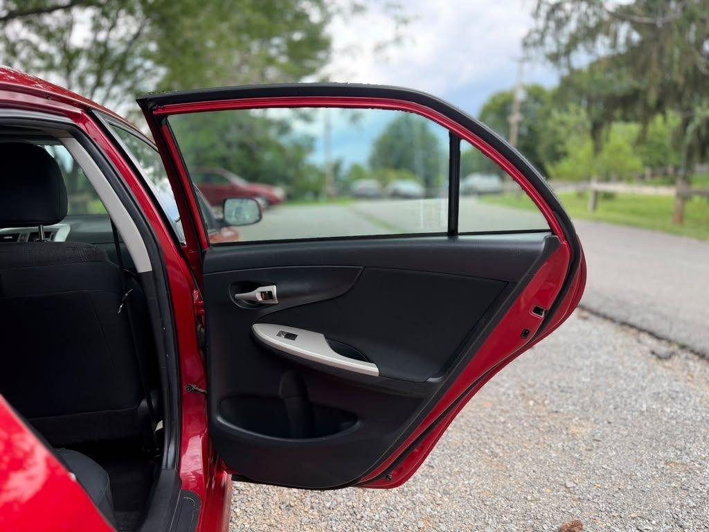 Toyota Corolla Base 5-Speed MT 2011
