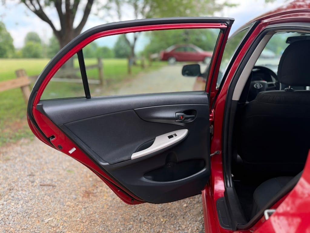 Toyota Corolla Base 5-Speed MT 2011