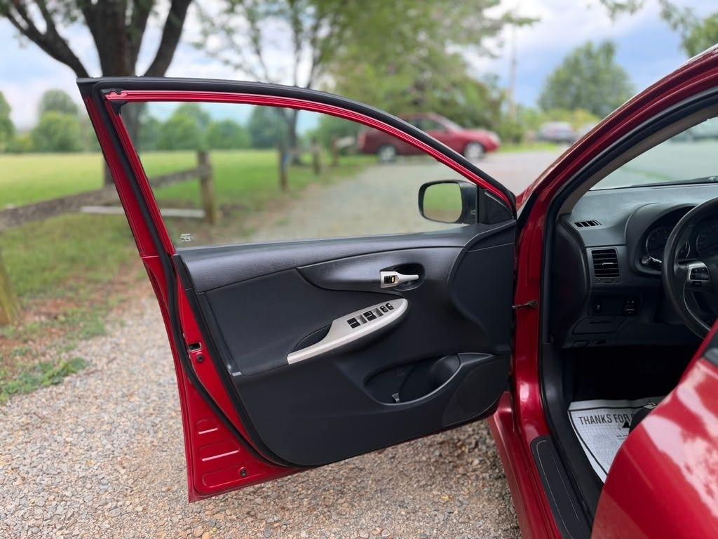 Toyota Corolla Base 5-Speed MT 2011