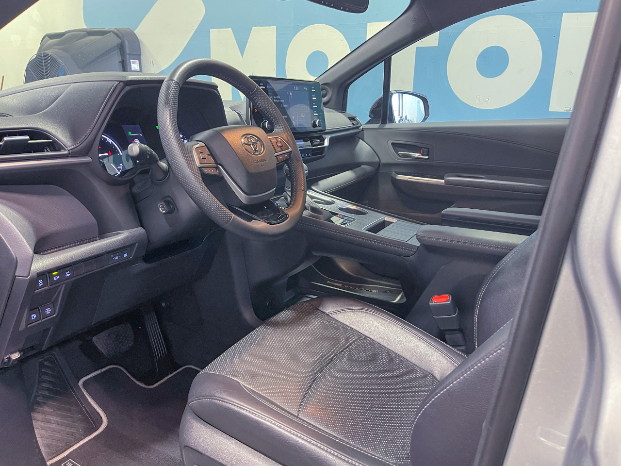 2023 Toyota Sienna XSE photo 3