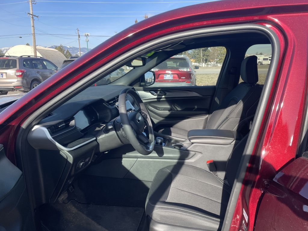 Jeep Grand Cherokee Laredo 4WD 2024