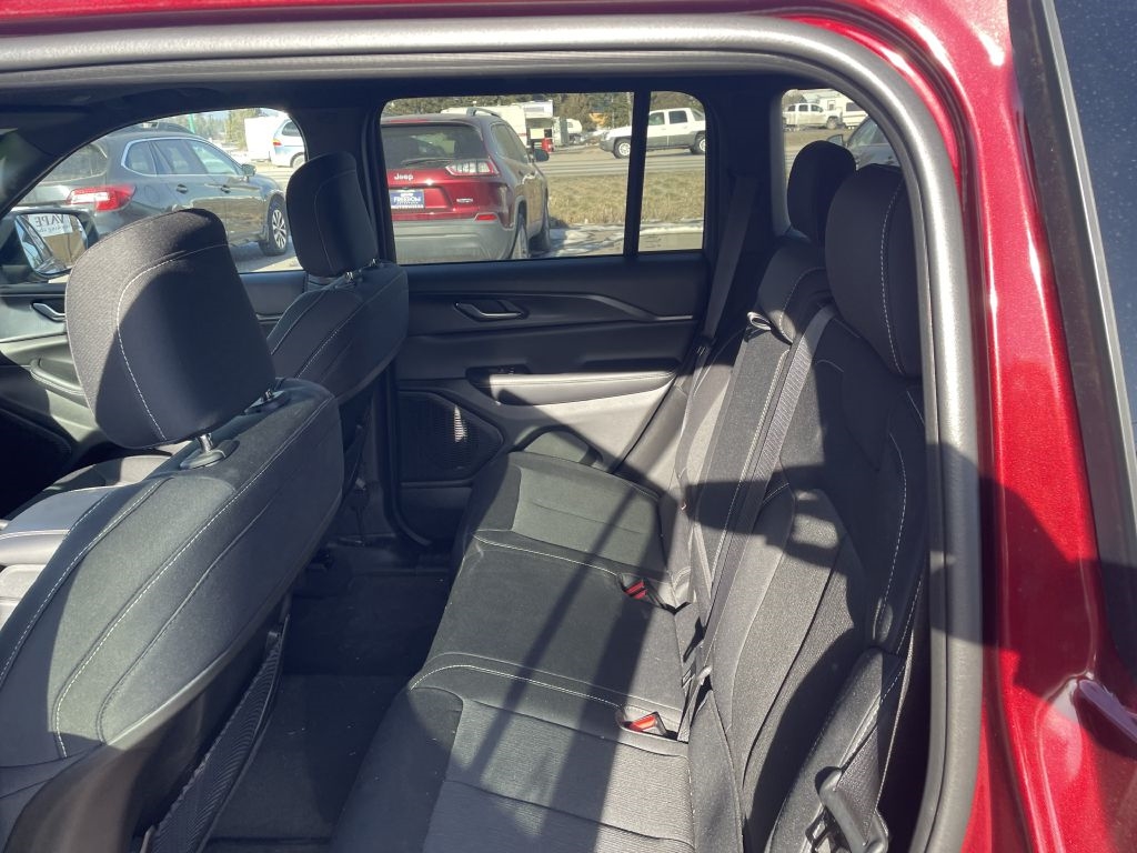 Jeep Grand Cherokee Laredo 4WD 2024