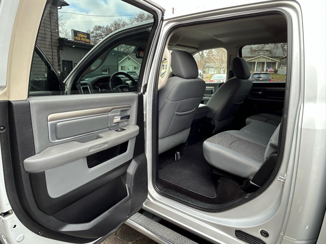 RAM 1500 SLT Crew Cab LWB 4WD 2015