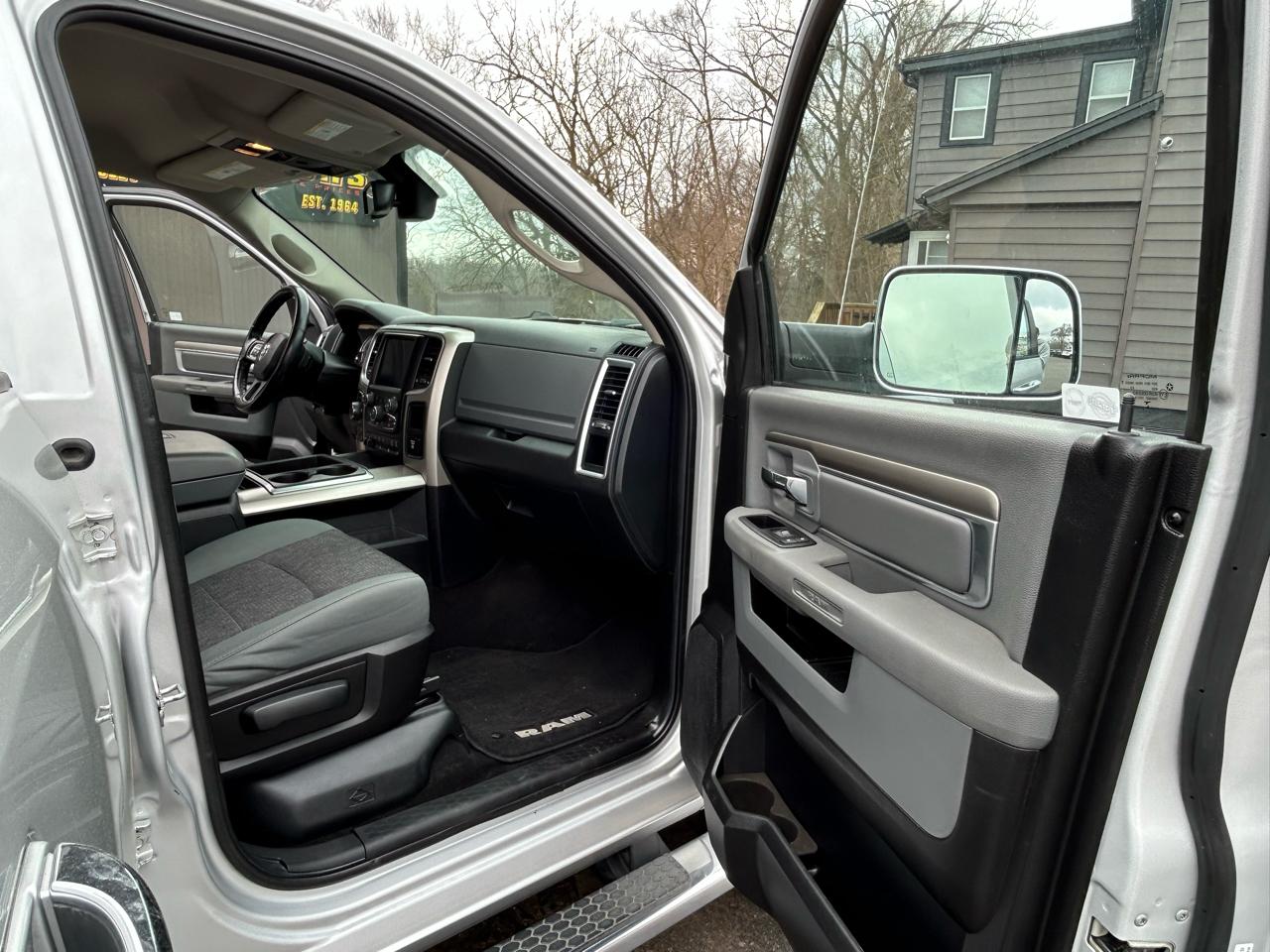 RAM 1500 SLT Crew Cab LWB 4WD 2015