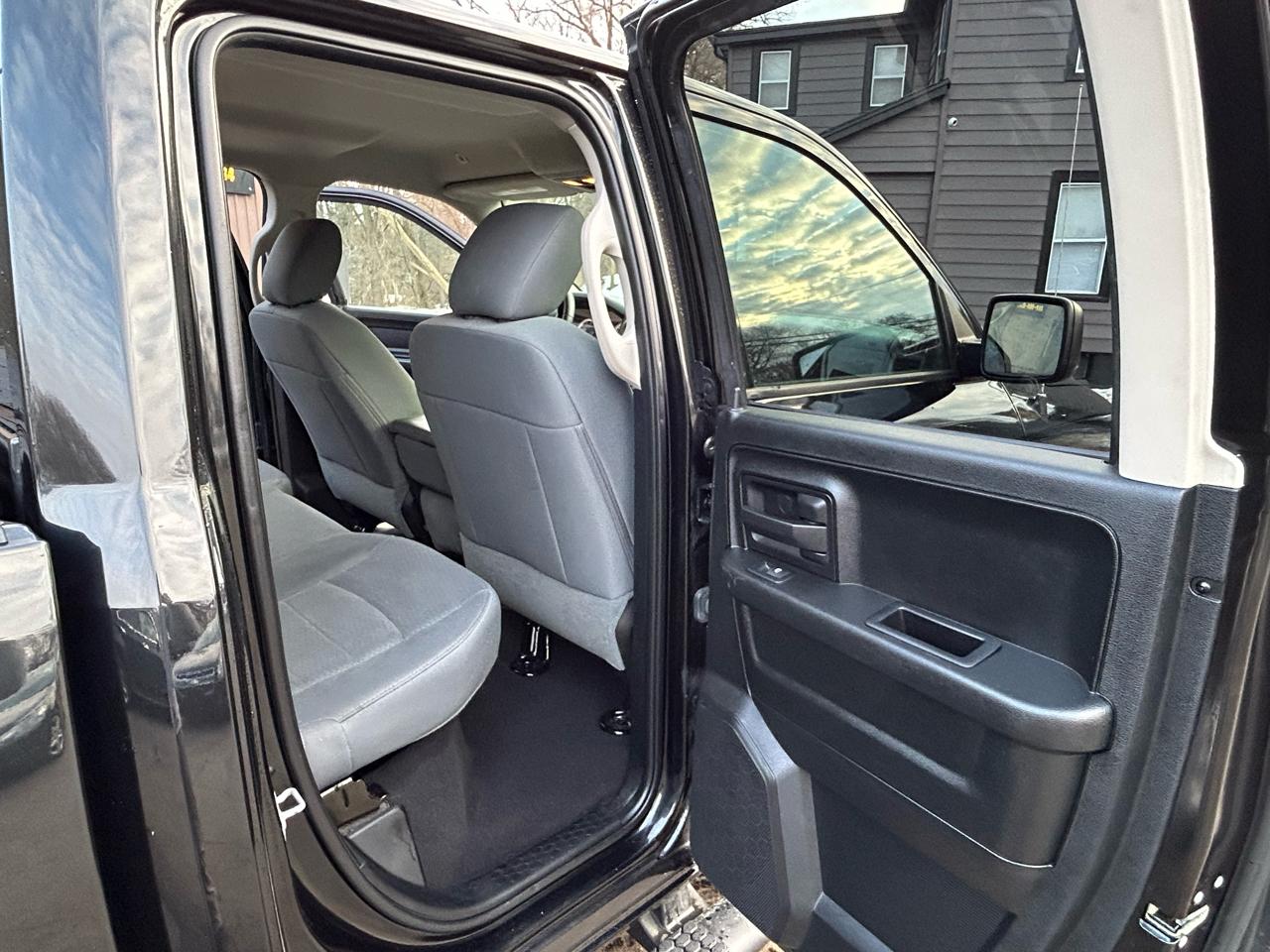 RAM 1500 Express 4x4 Quad Cab 6'4" Box 2017