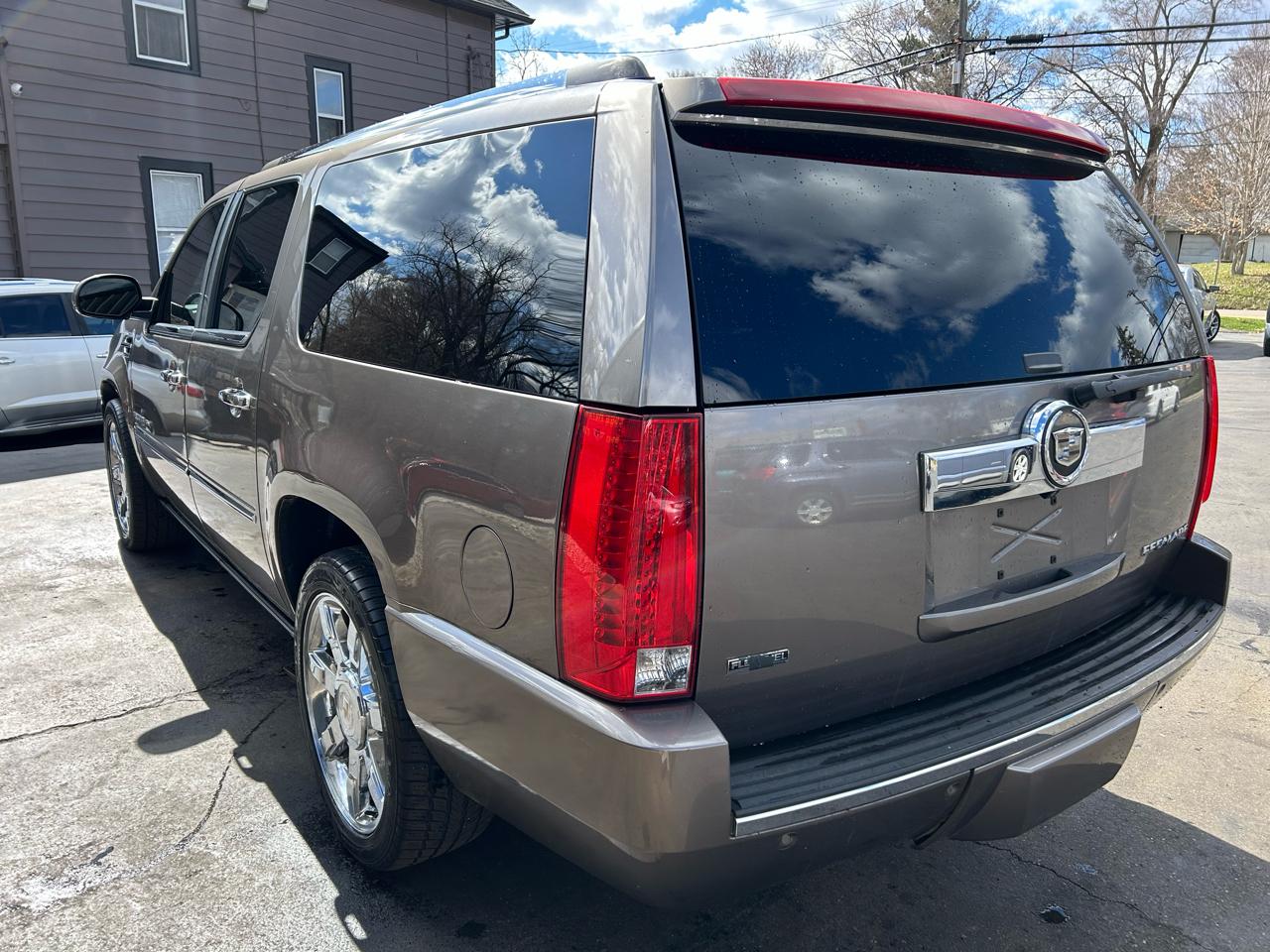 Cadillac Escalade ESV AWD Premium 2011