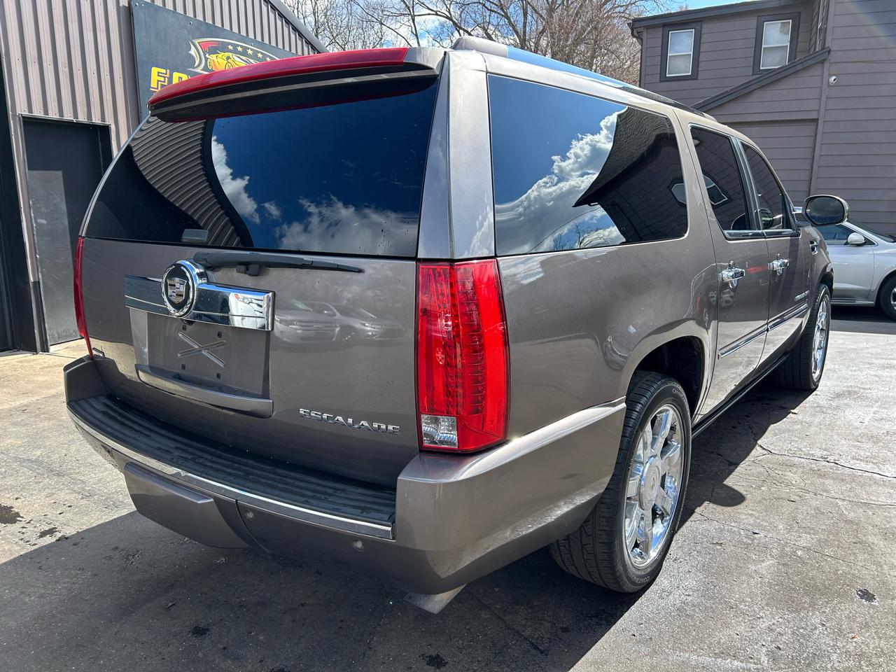 Cadillac Escalade ESV AWD Premium 2011