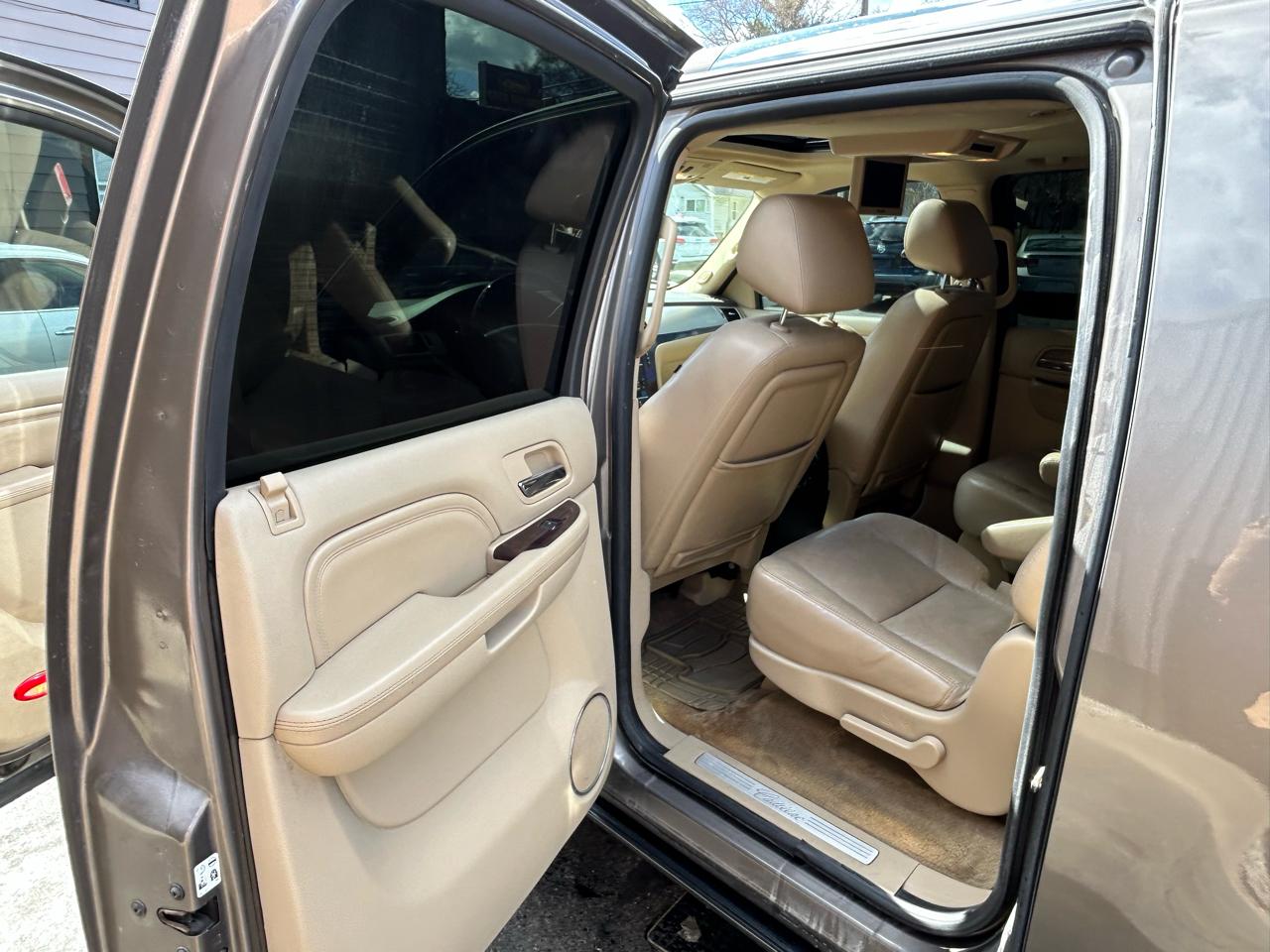 Cadillac Escalade ESV AWD Premium 2011