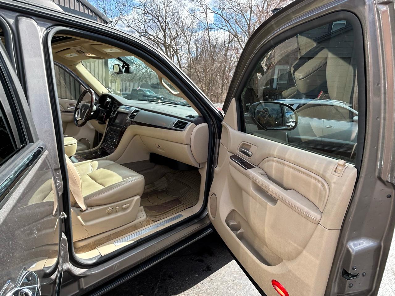 Cadillac Escalade ESV AWD Premium 2011