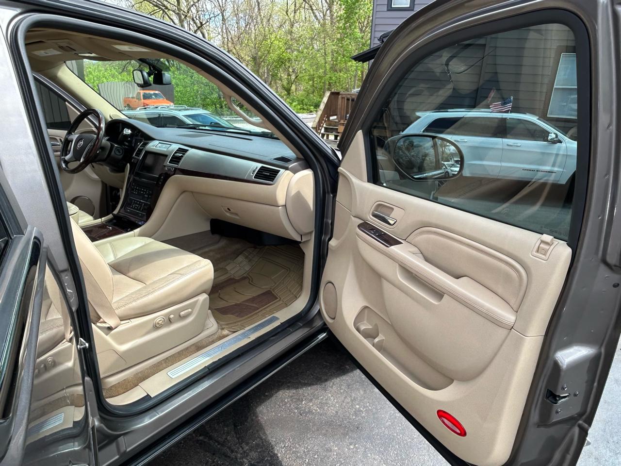 Cadillac Escalade ESV AWD Premium 2011