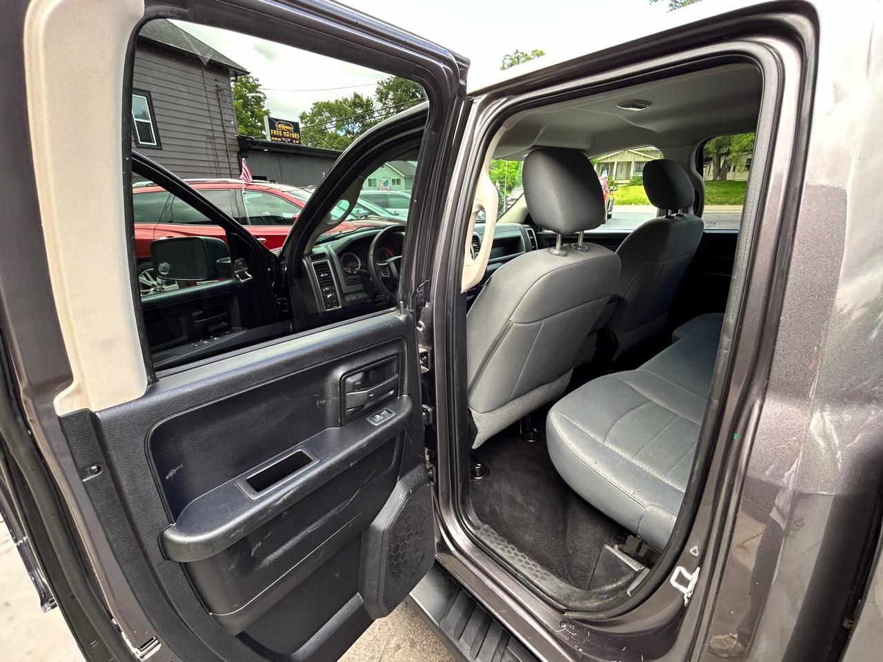 RAM 1500 ST Quad Cab 4WD 2015
