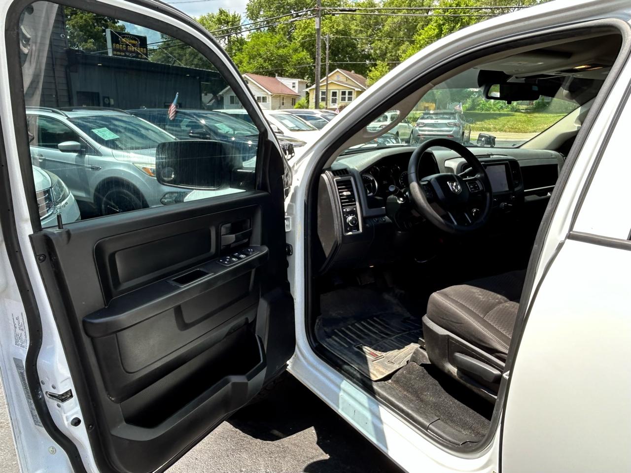 RAM 1500 Classic Express 4x4 Crew Cab 5'7" Box 2019