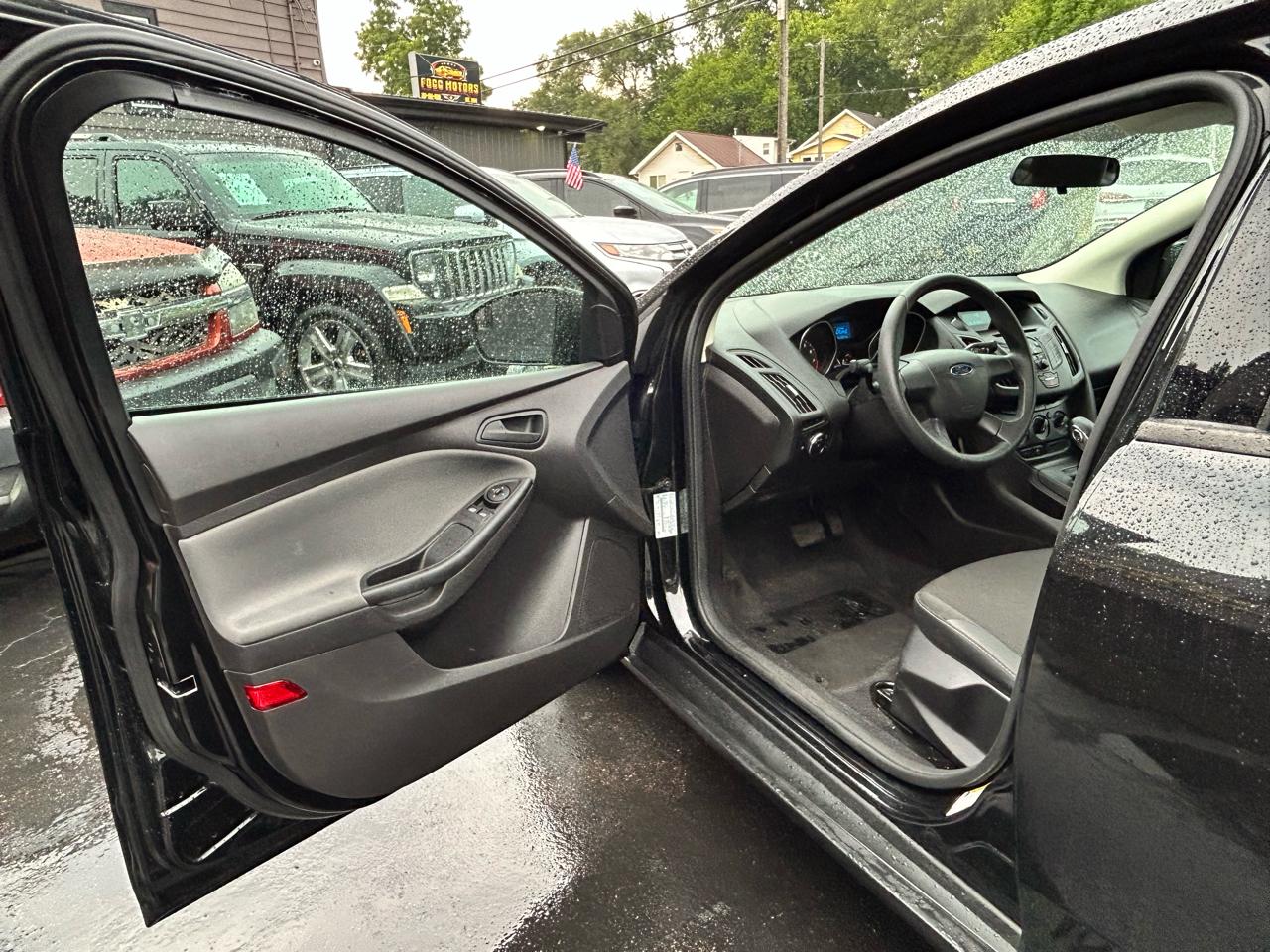 Ford Focus S Sedan 2014
