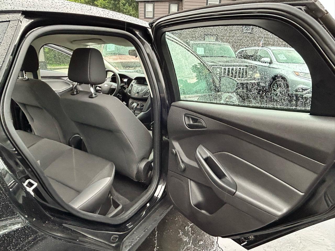 Ford Focus S Sedan 2014