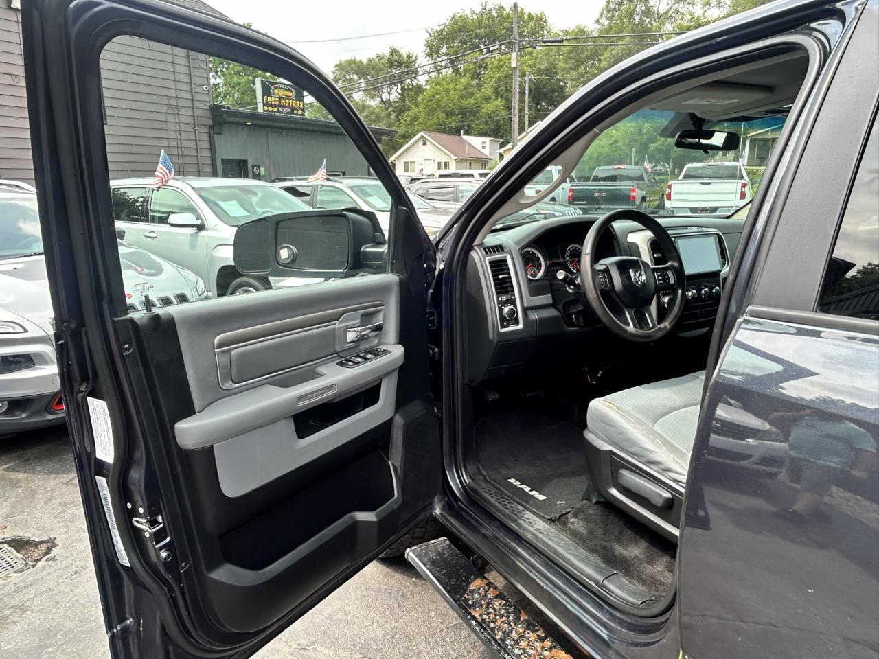 RAM 1500 SLT Crew Cab 4WD 2017