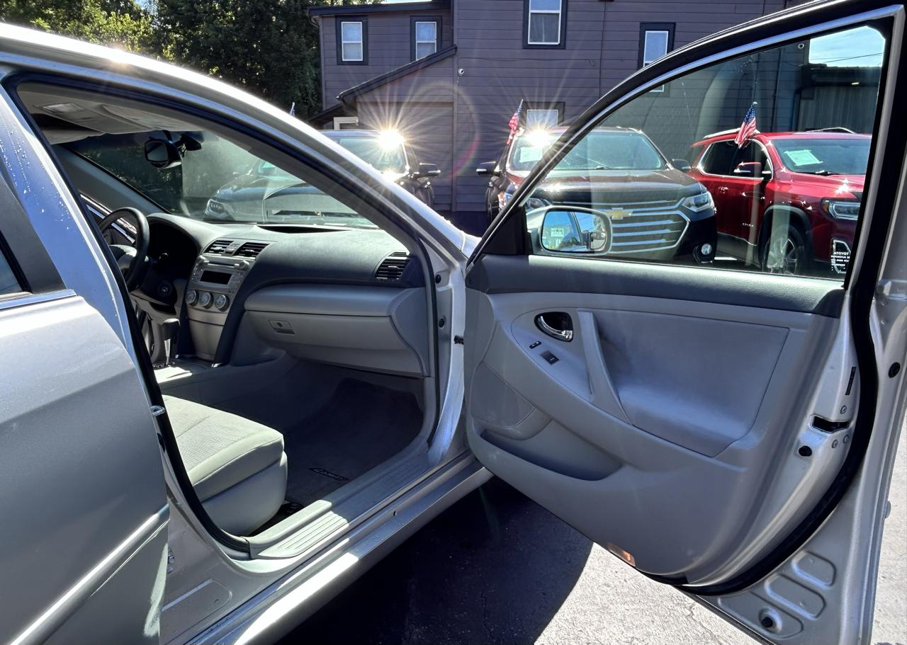 Toyota Camry SE 6-Spd AT 2010