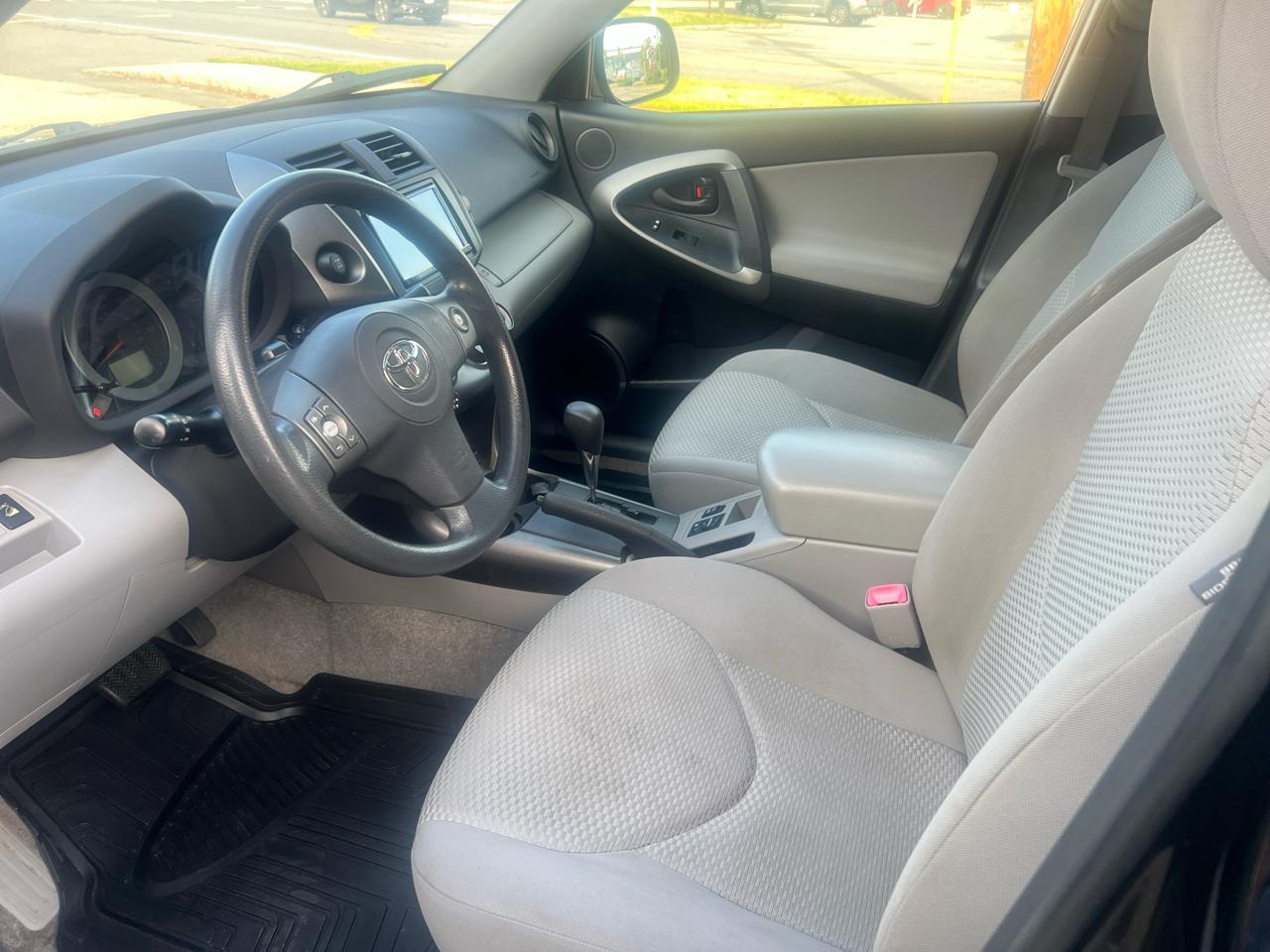 Toyota RAV4 Base V6 4WD 2012