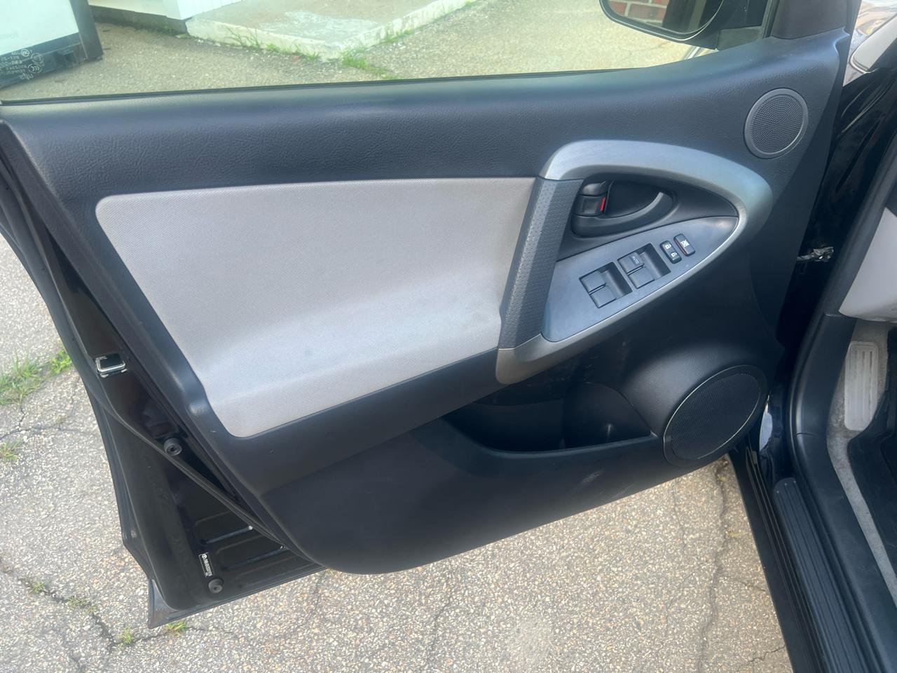 Toyota RAV4 Base V6 4WD 2012
