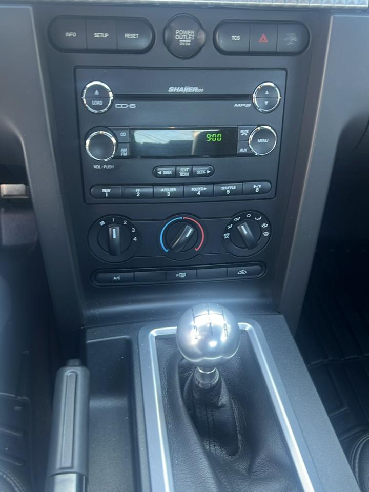Ford Mustang GT Deluxe Coupe 2008