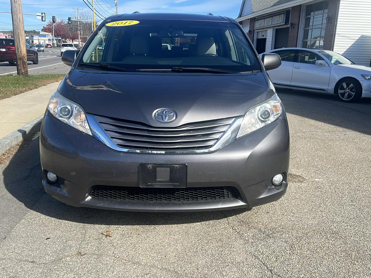 Toyota Sienna XLE 7-Passenger AWD 2017