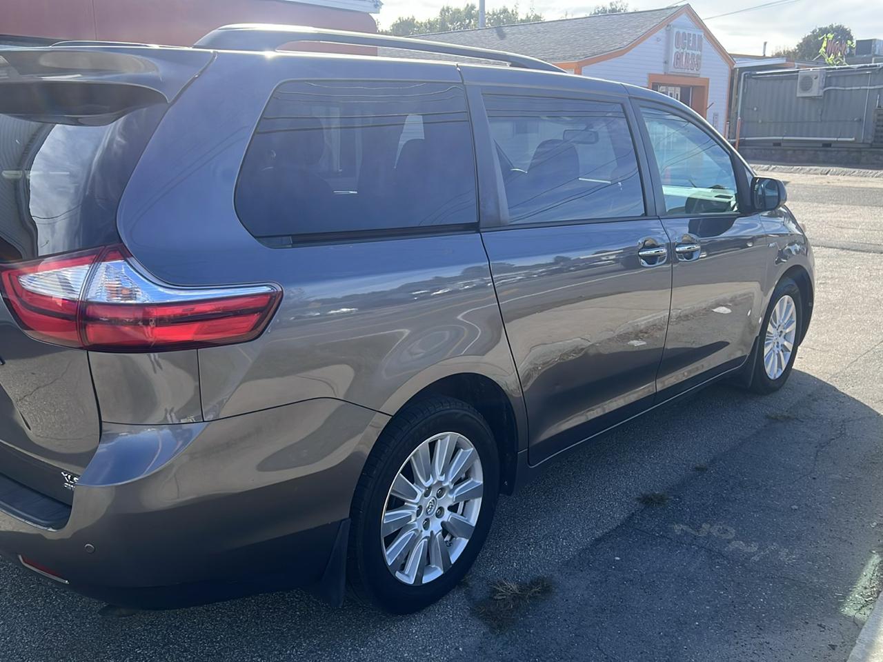 Toyota Sienna XLE 7-Passenger AWD 2017