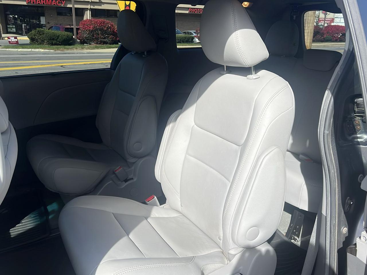 Toyota Sienna XLE 7-Passenger AWD 2017