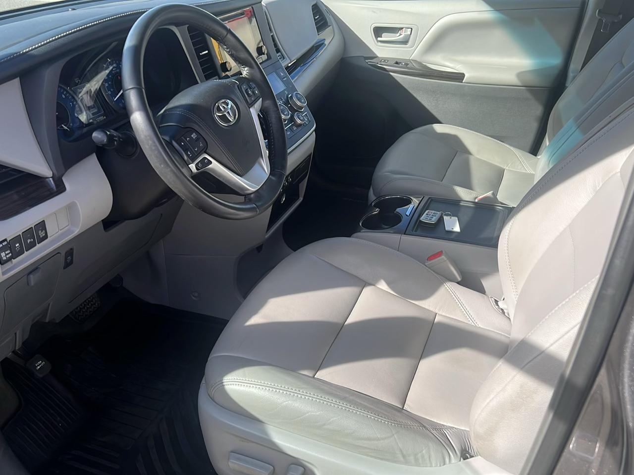 Toyota Sienna XLE 7-Passenger AWD 2017