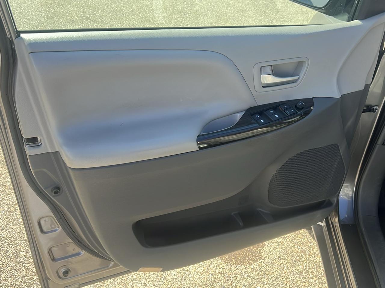 Toyota Sienna XLE 7-Passenger AWD 2017