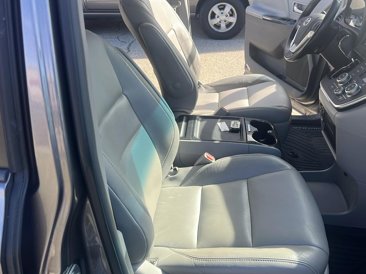 Toyota Sienna XLE 7-Passenger AWD 2017