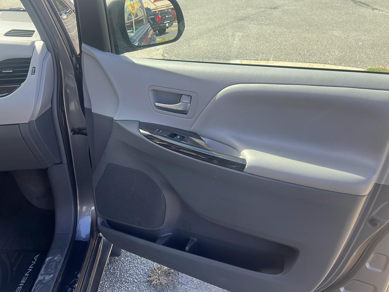 Toyota Sienna XLE 7-Passenger AWD 2017