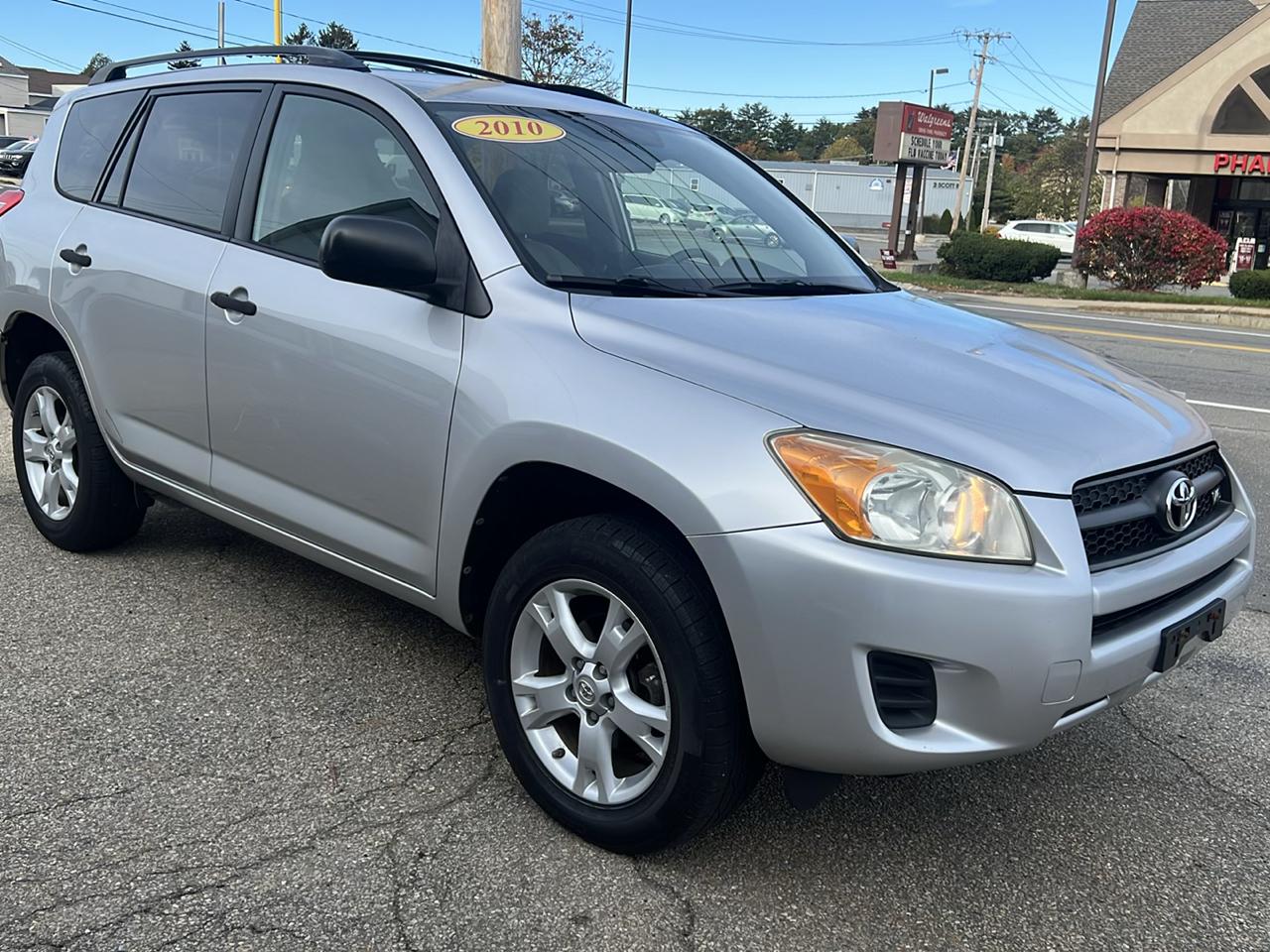 Toyota RAV4 Base V6 4WD 2010