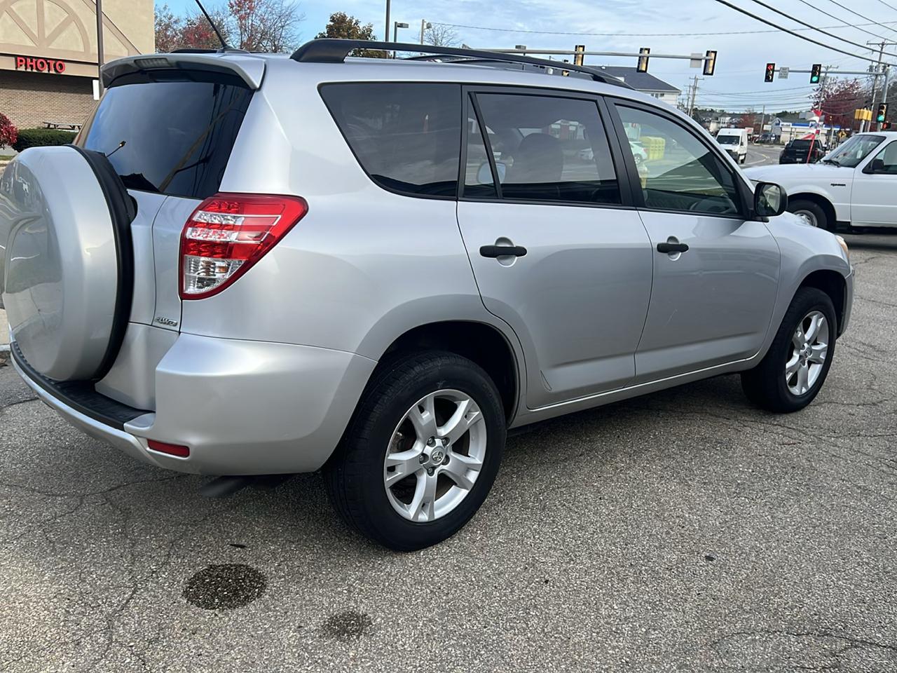 Toyota RAV4 Base V6 4WD 2010