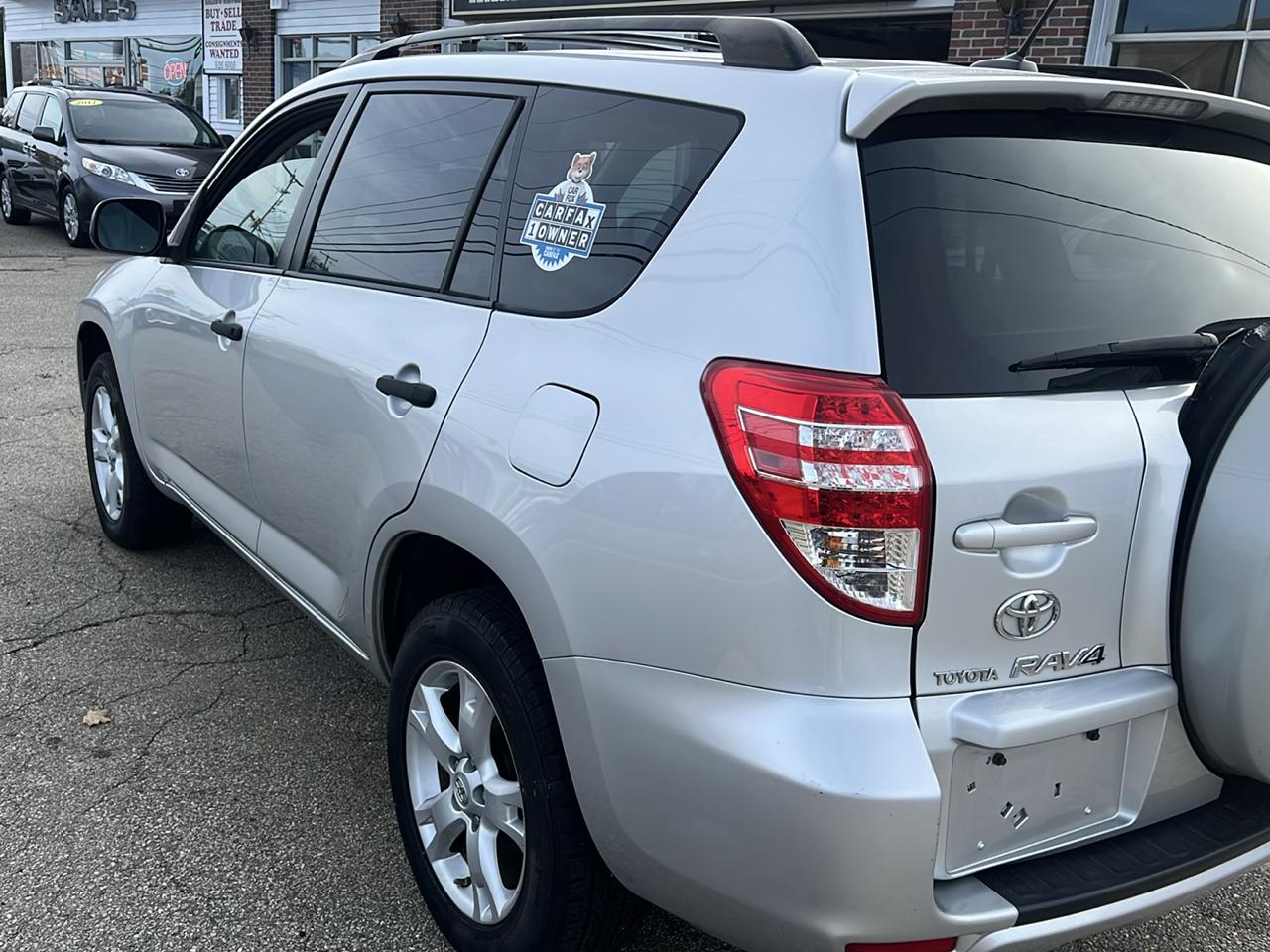 Toyota RAV4 Base V6 4WD 2010