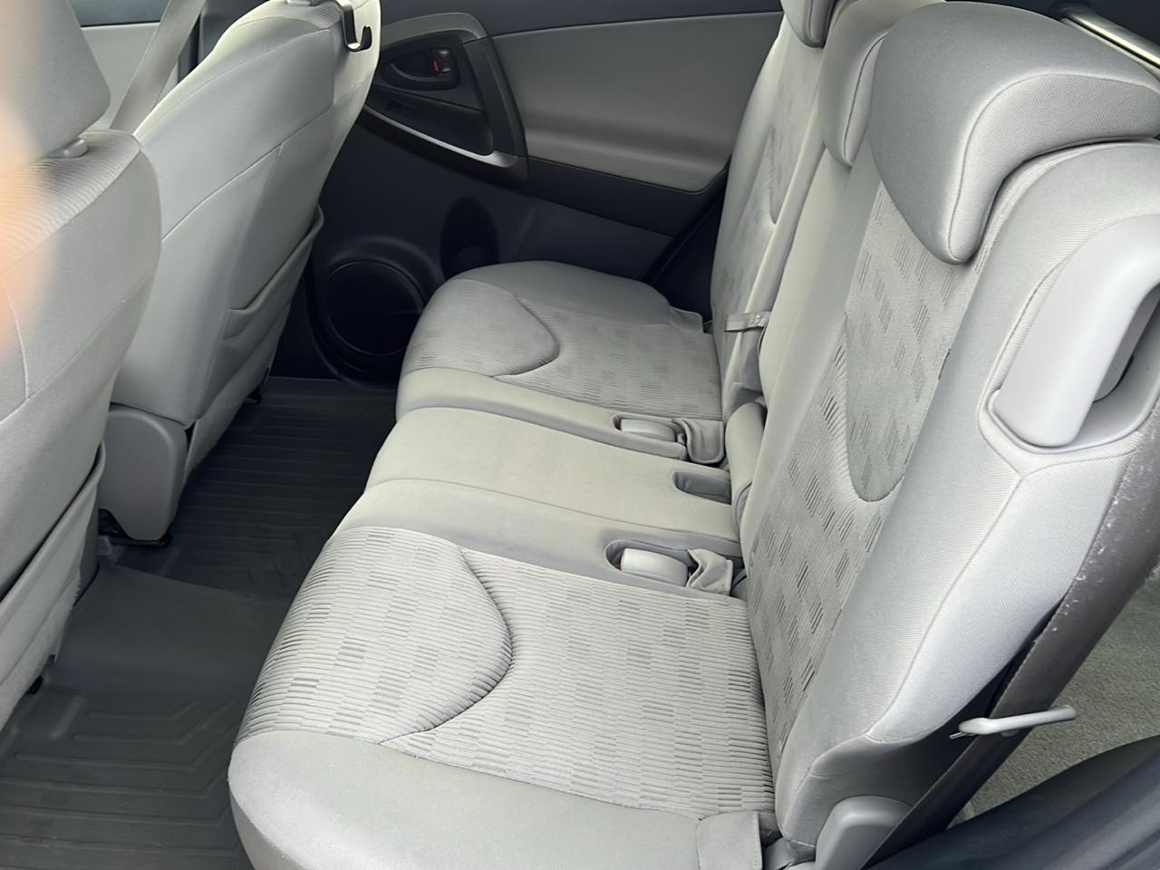 Toyota RAV4 Base V6 4WD 2010