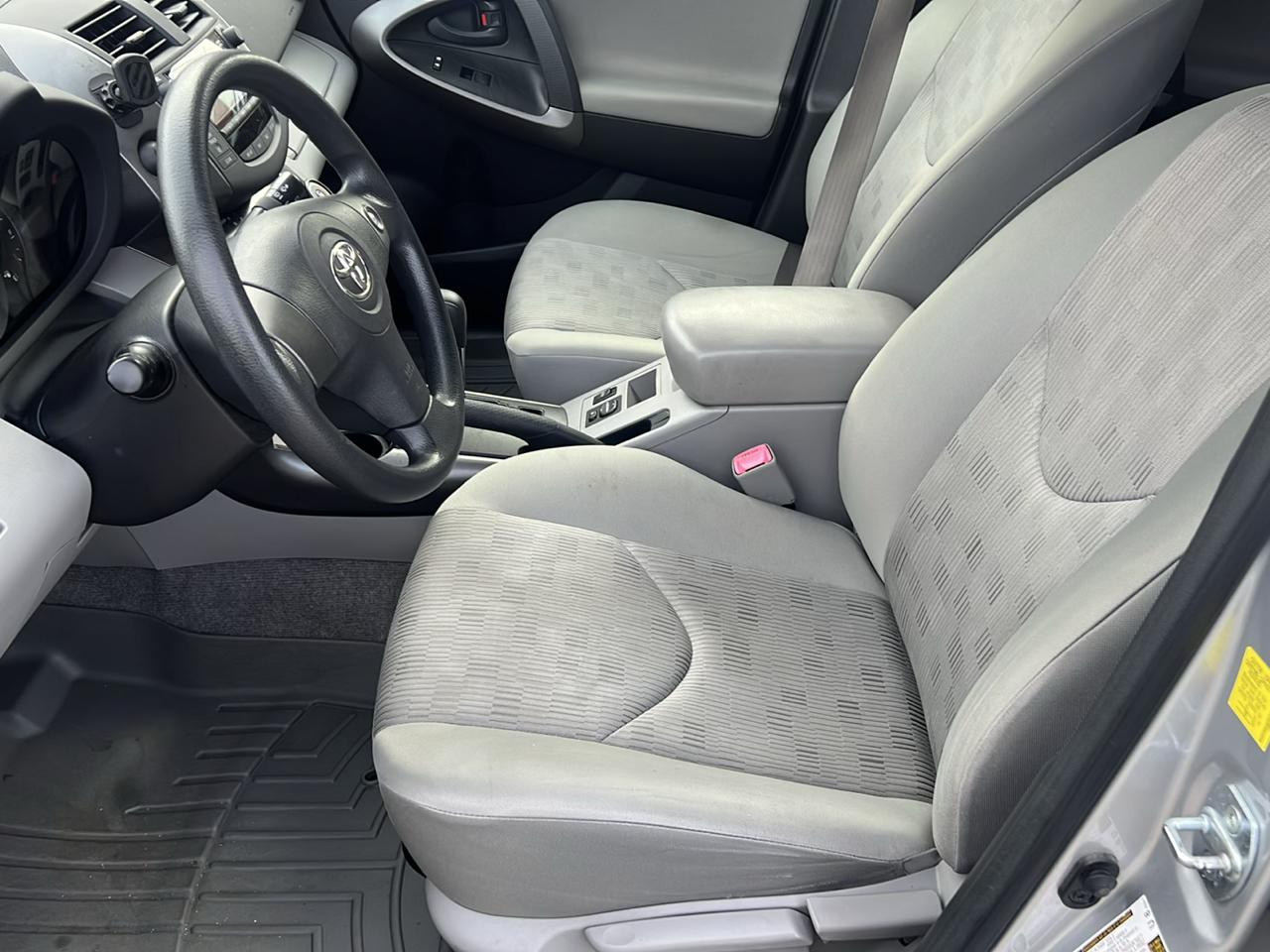 Toyota RAV4 Base V6 4WD 2010