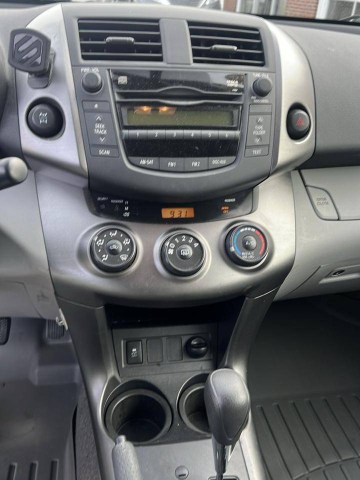 Toyota RAV4 Base V6 4WD 2010