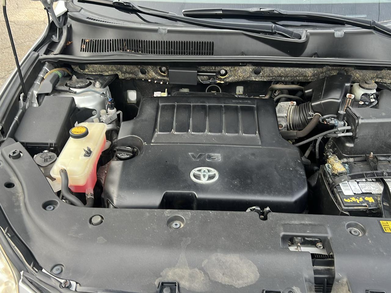 Toyota RAV4 Base V6 4WD 2010