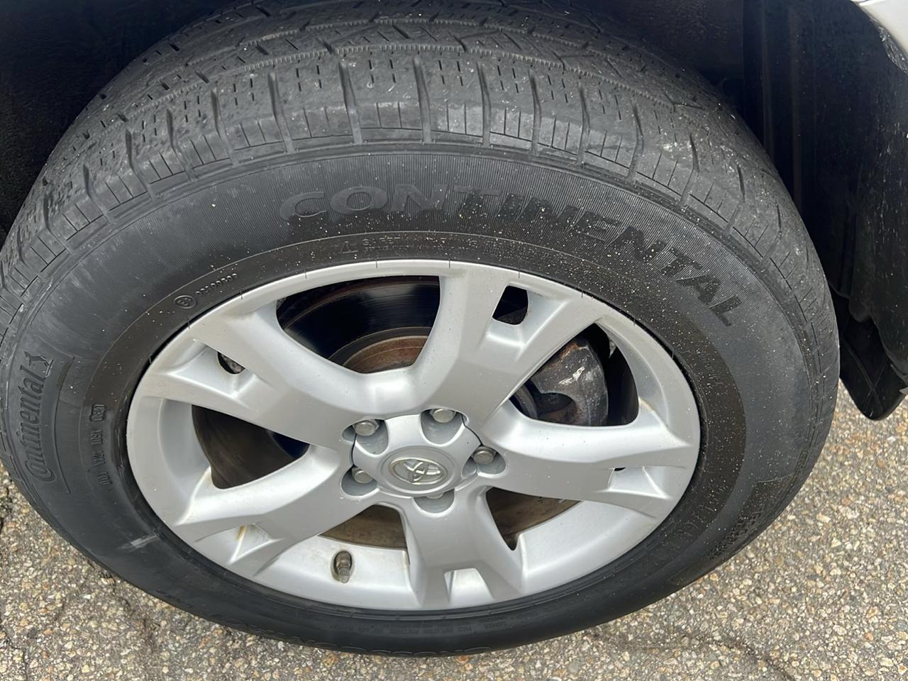 Toyota RAV4 Base V6 4WD 2010