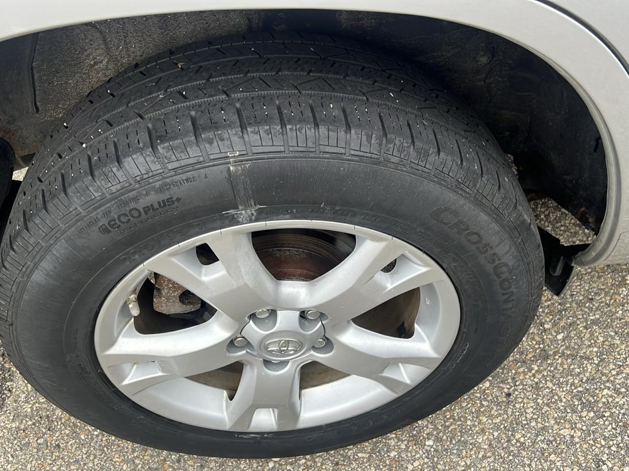 Toyota RAV4 Base V6 4WD 2010