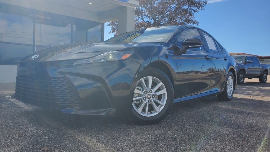 2025 Toyota Camry Hybrid LE photo 2