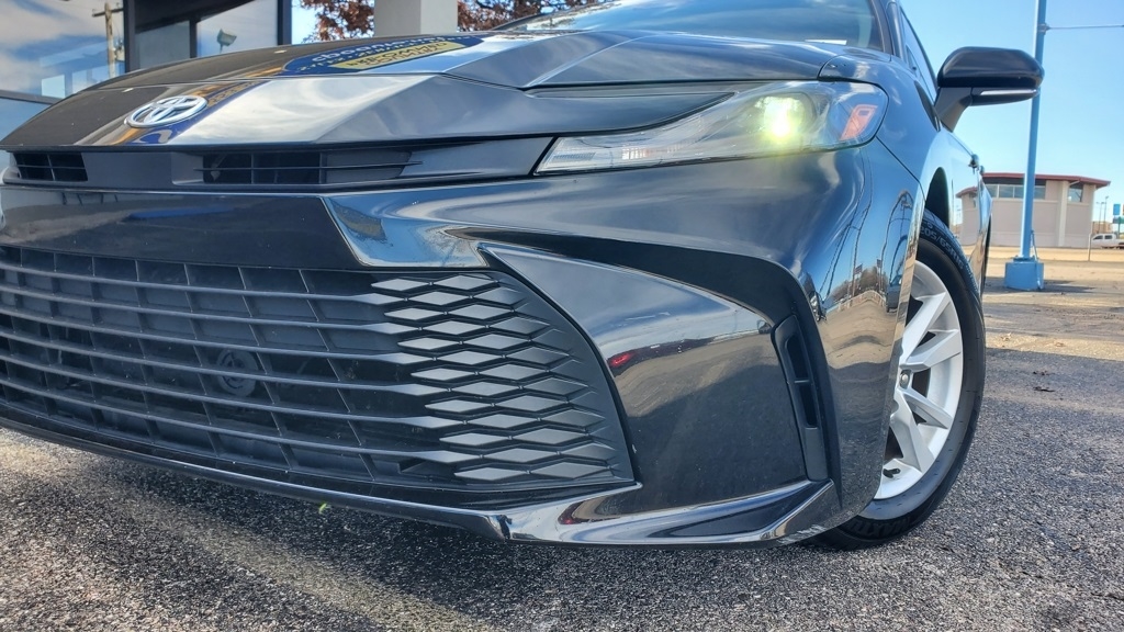 2025 Toyota Camry Hybrid LE photo 3