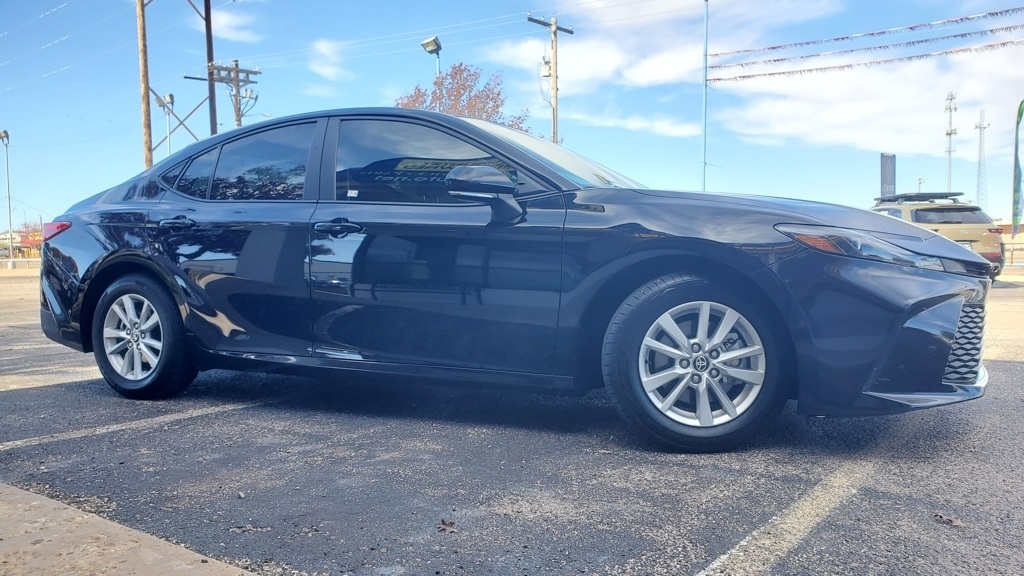 2025 Toyota Camry Hybrid LE photo 4