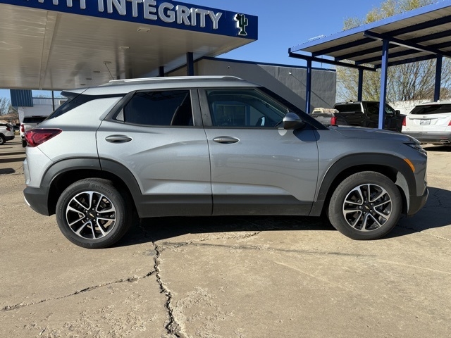 2025 Chevrolet Trailblazer LT photo 2