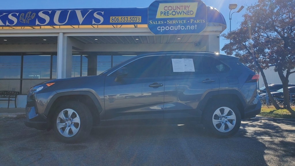 2020 Toyota RAV4 LE's photo