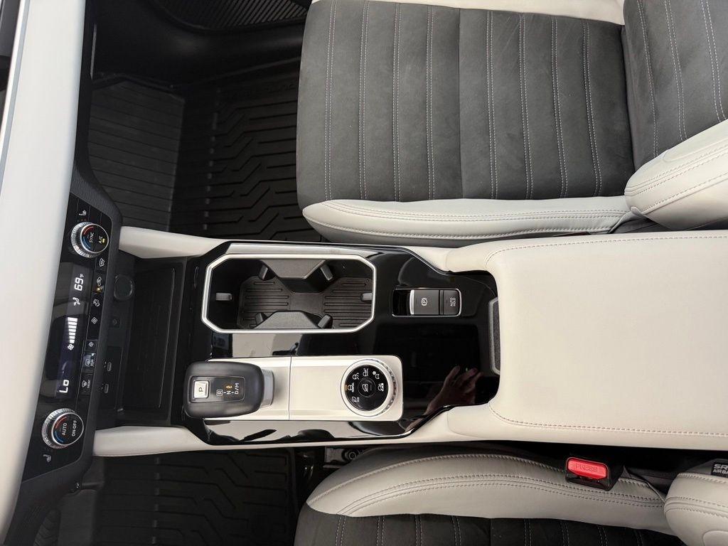 Mitsubishi Outlander  2025