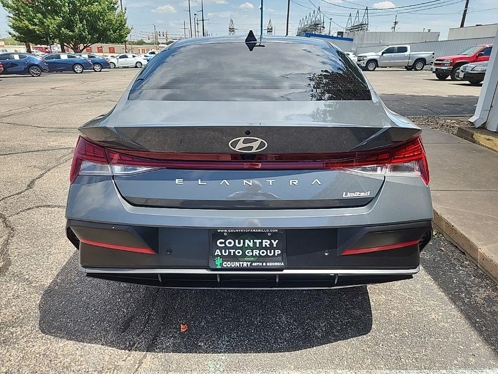 Hyundai Elantra  2024