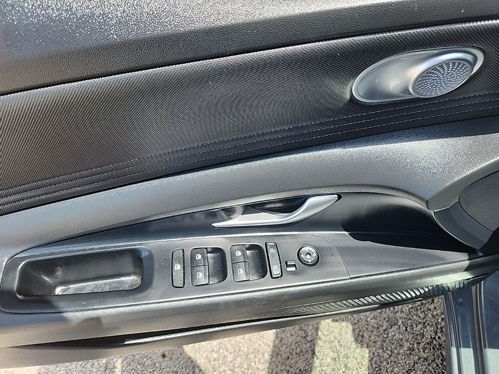 Hyundai Elantra  2024